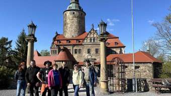 Kliknij i zobacz foto przed-zamkiem.jpg w powiększeniu