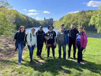 Kliknij i zobacz foto zamek-w-tle.jpg w powiększeniu