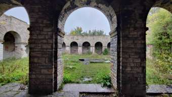 Kliknij i zobacz foto grobowiec-arkady.jpg w powiększeniu